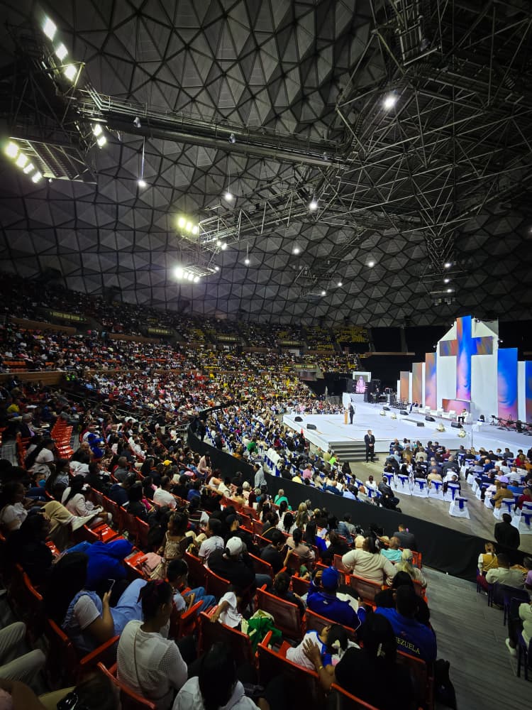 Encuentro de Diplomacia de Fe — auditorio lleno durante la reunión